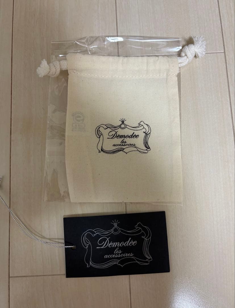 デモデ　クマ型スパイクブローチ　チェーン付き