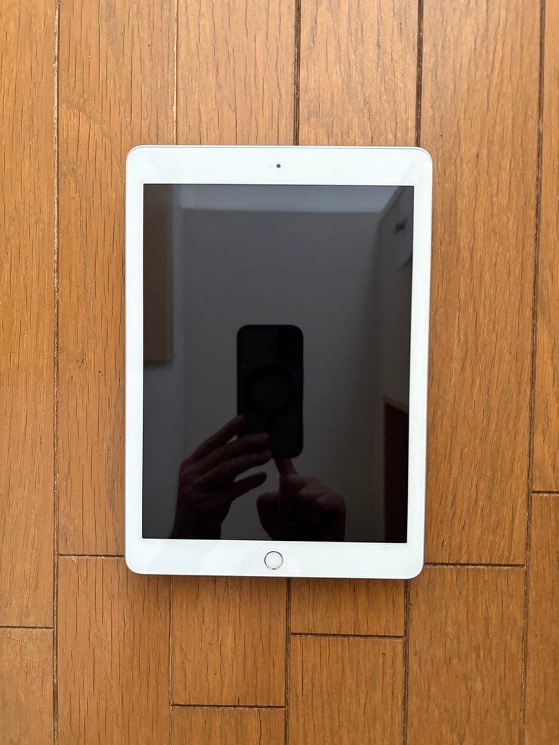 D*o様 Apple iPad (第6世代) シルバー