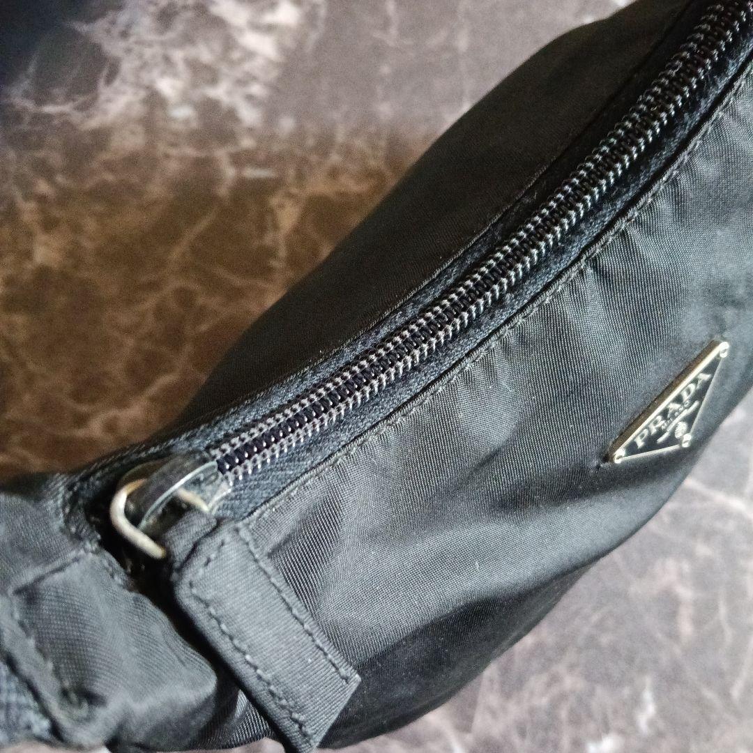 美品　PRADA　ブラックポーチ