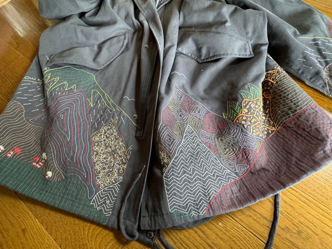 ゴースローキャラバン　ブロークンツイルパネル刺繍モッズコート