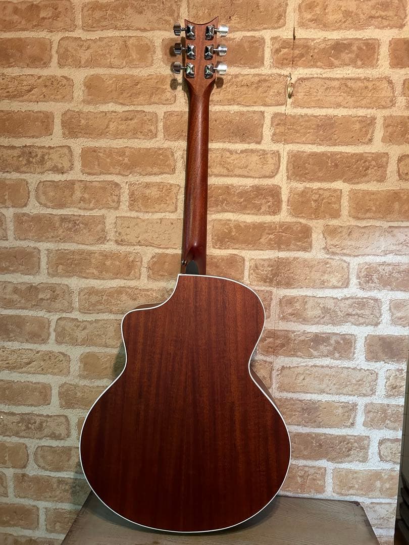 琥珀色サンバーストのアコースティックギター