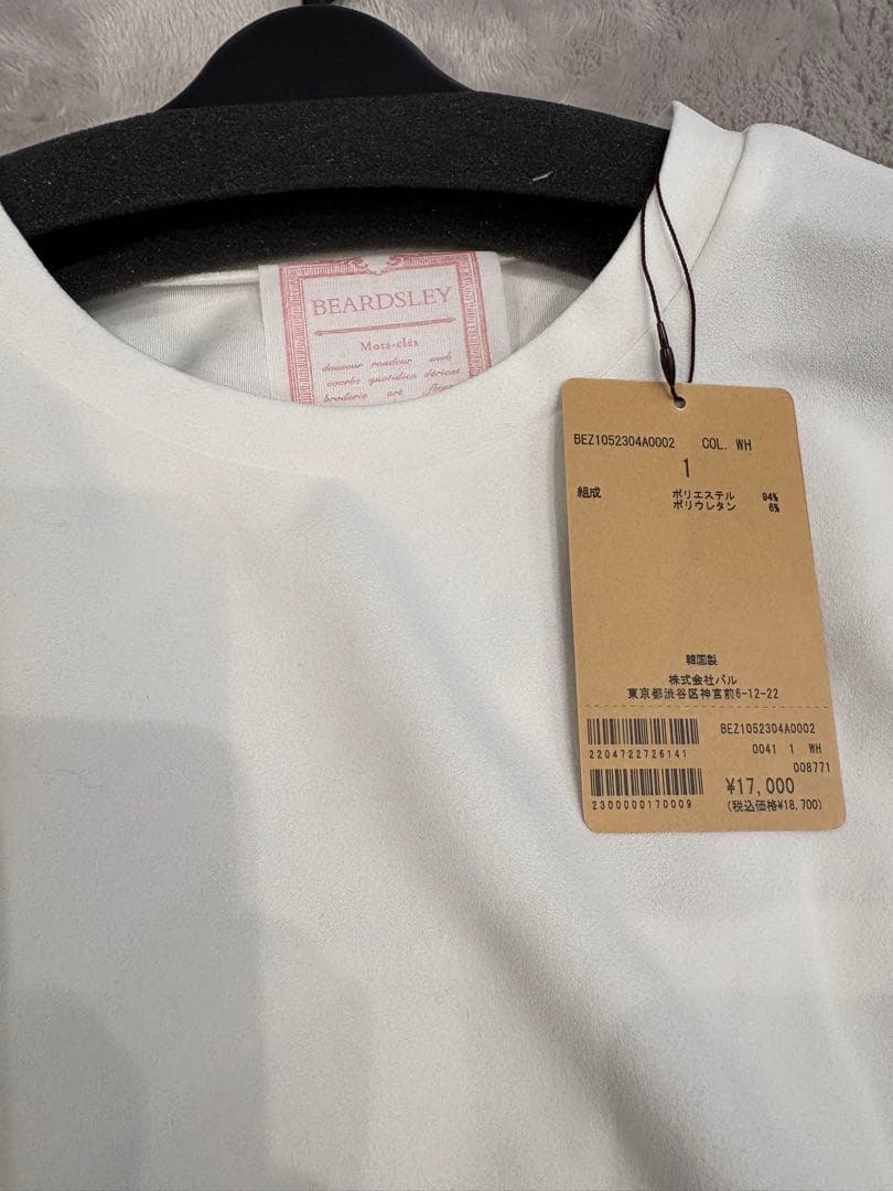 BEARDSLEY Ｔブラウス　新品タグ付き　白　1