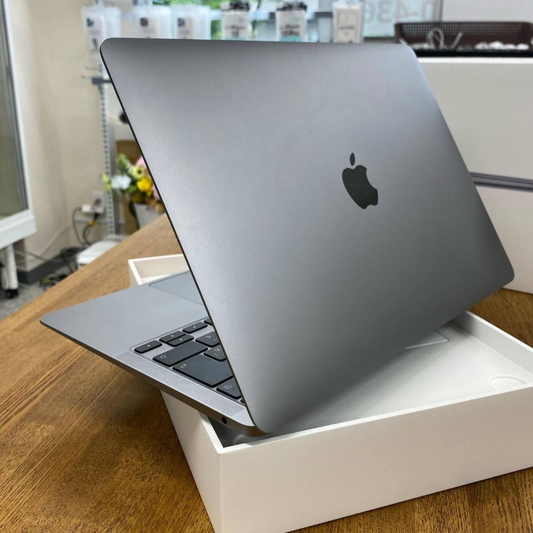ほぼ新品 M1チップ搭載13インチMacBook Airスペースグレイ8GB