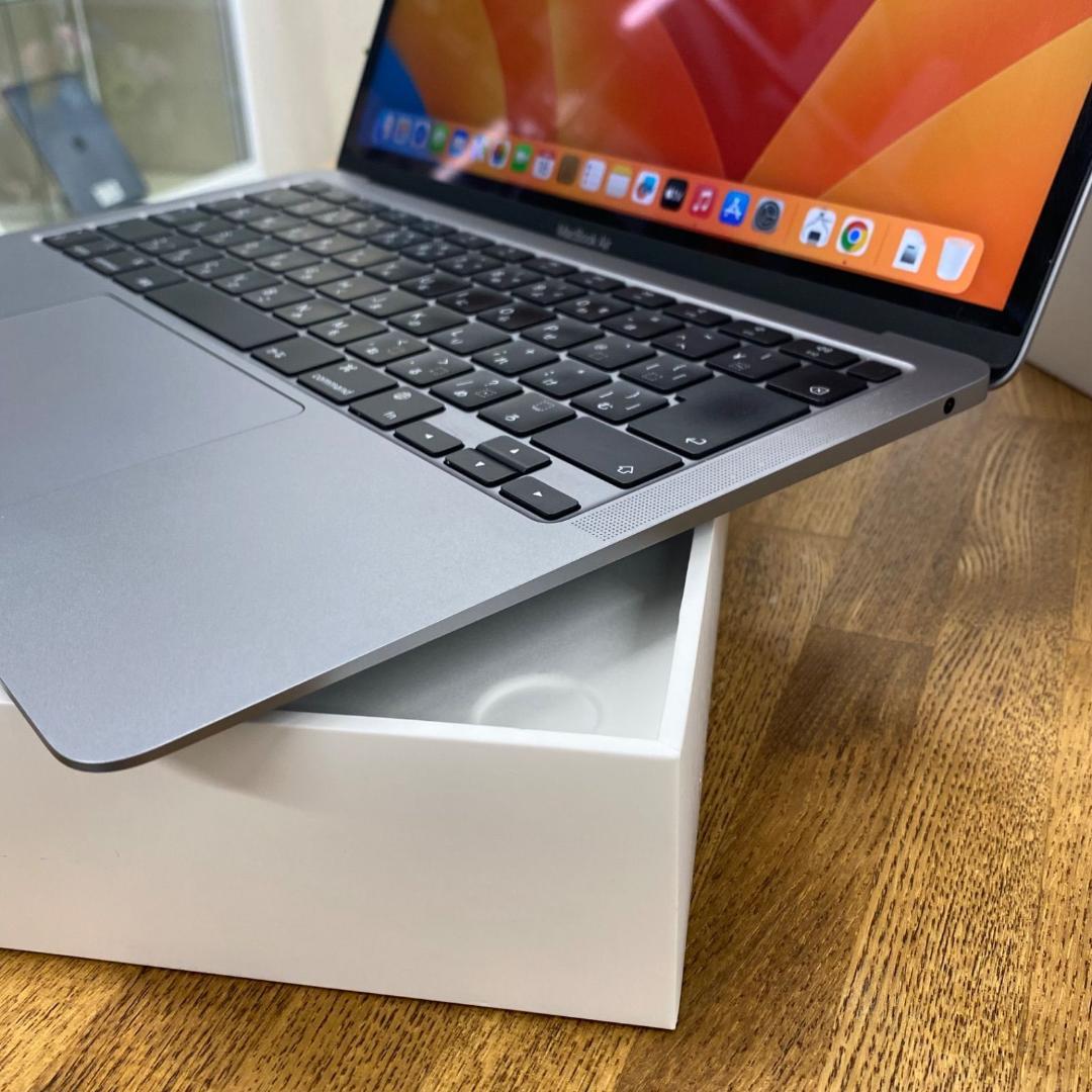 ほぼ新品 M1チップ搭載13インチMacBook Airスペースグレイ8GB