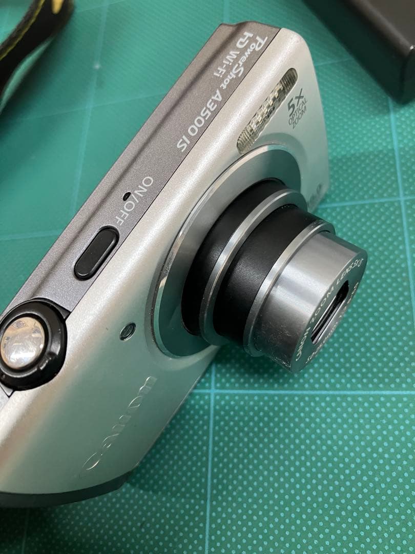 Canon PowerShot A3500 IS 本体と充電器
