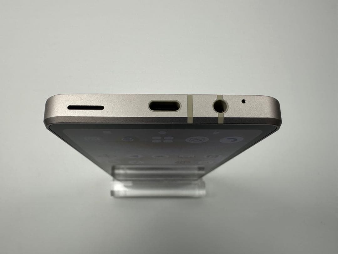 極美品 Aquos sense8 docomo SIMフリー ライトカッパー