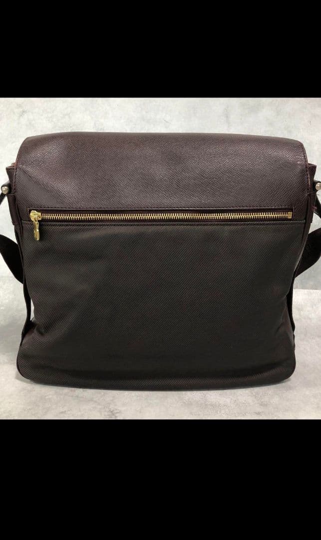 極美品✨ルイヴィトン タイガ ヴィクトール メッセンジャーバッグ レザー A4