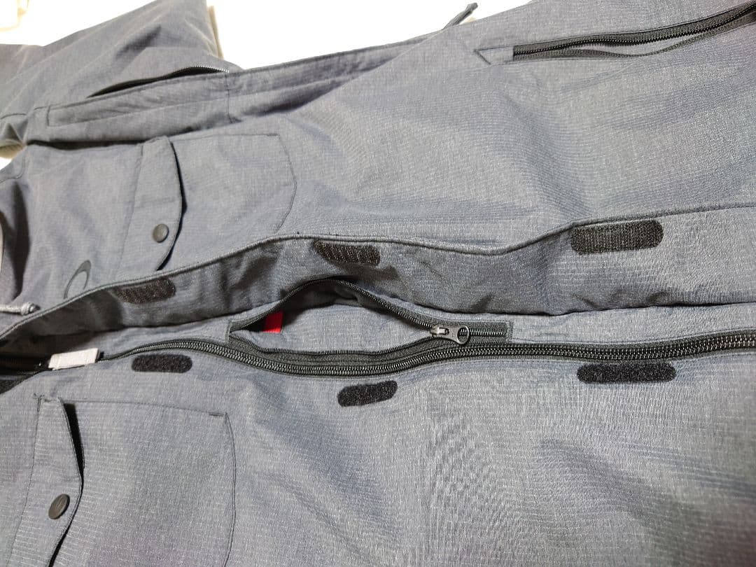 Oakley スキー・スノーボードジャケット グレー　スノーウェア