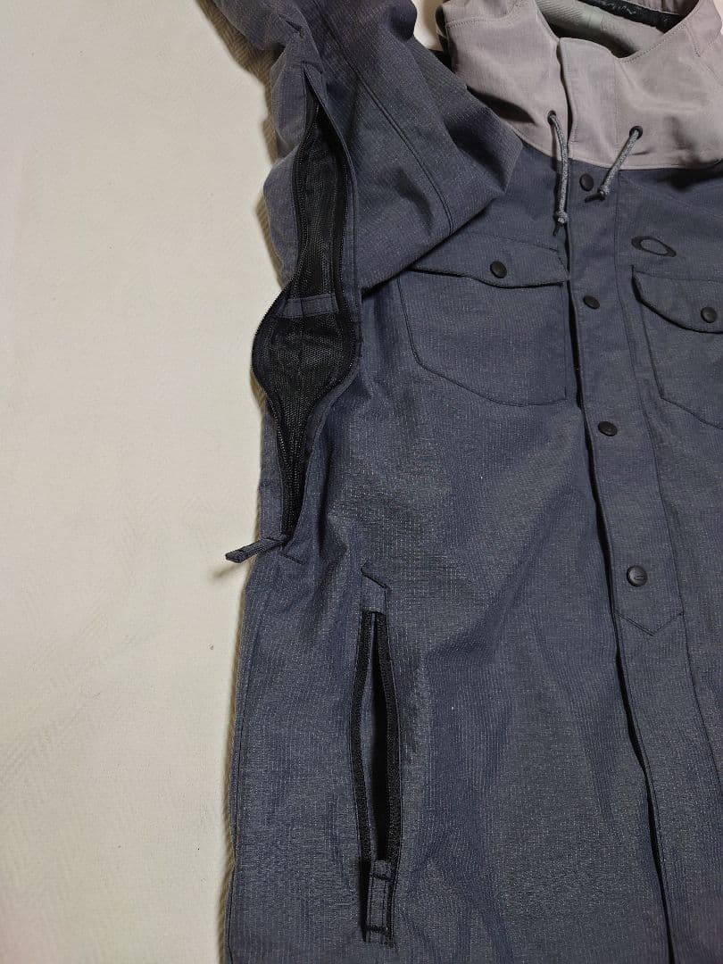 Oakley スキー・スノーボードジャケット グレー　スノーウェア