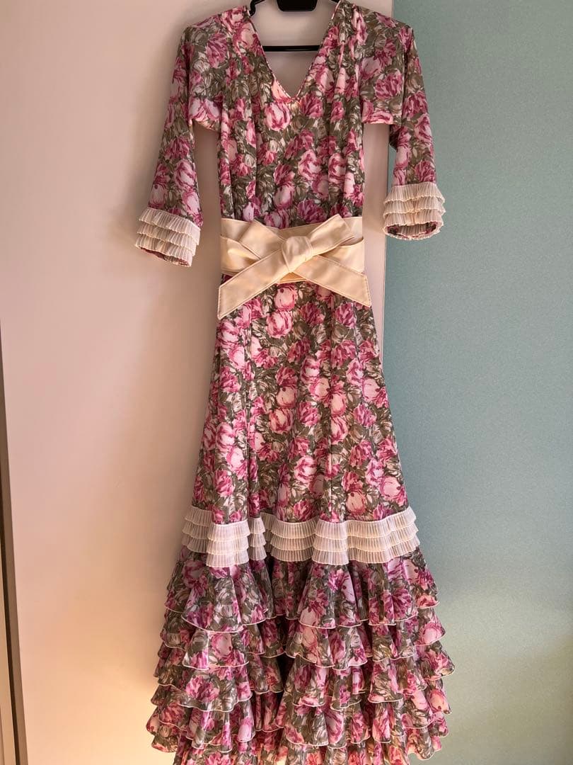 マンサニージャ フラメンコ　5段フリルワンピース　ベルト付き　花柄　七分袖