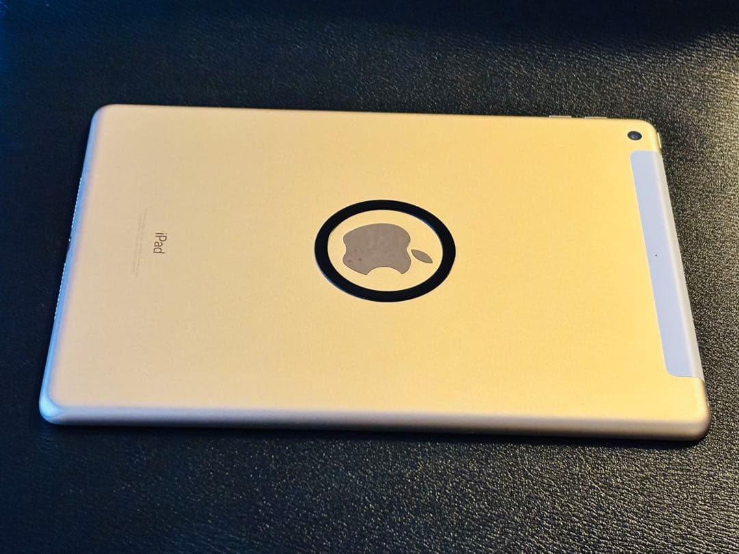 Apple iPad (第5世代) 128GB セルラーモデル　ゴールド