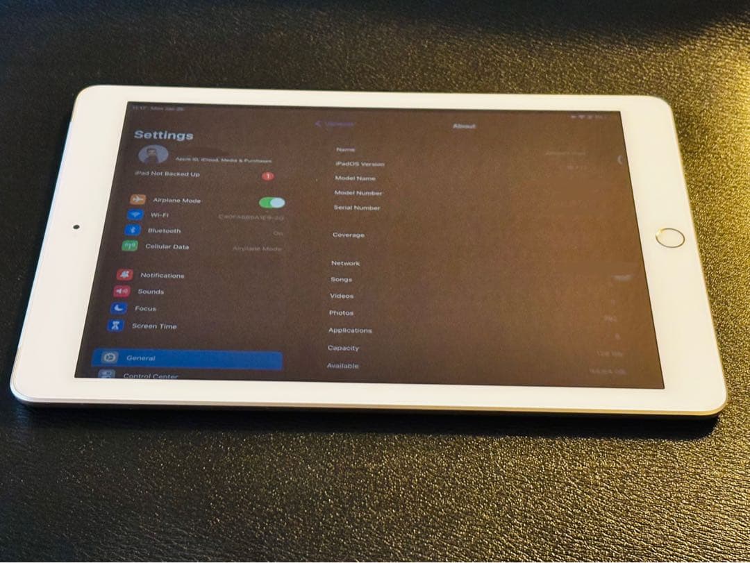 Apple iPad (第5世代) 128GB セルラーモデル　ゴールド