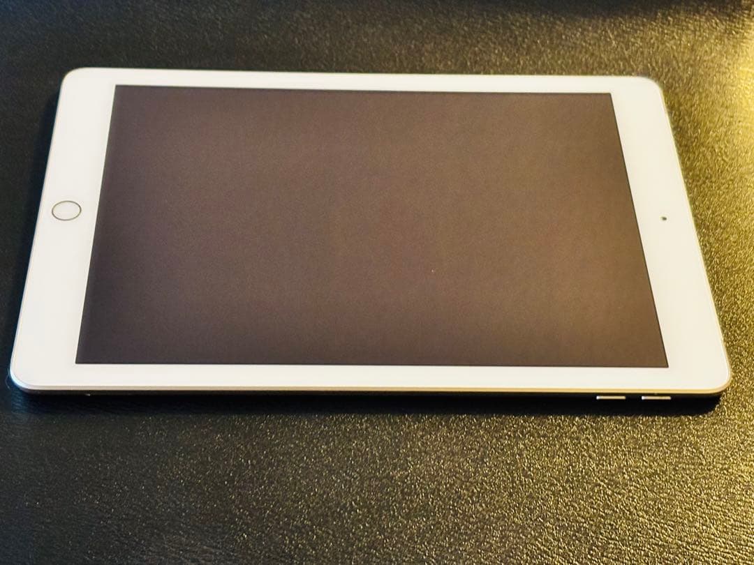 Apple iPad (第5世代) 128GB セルラーモデル　ゴールド