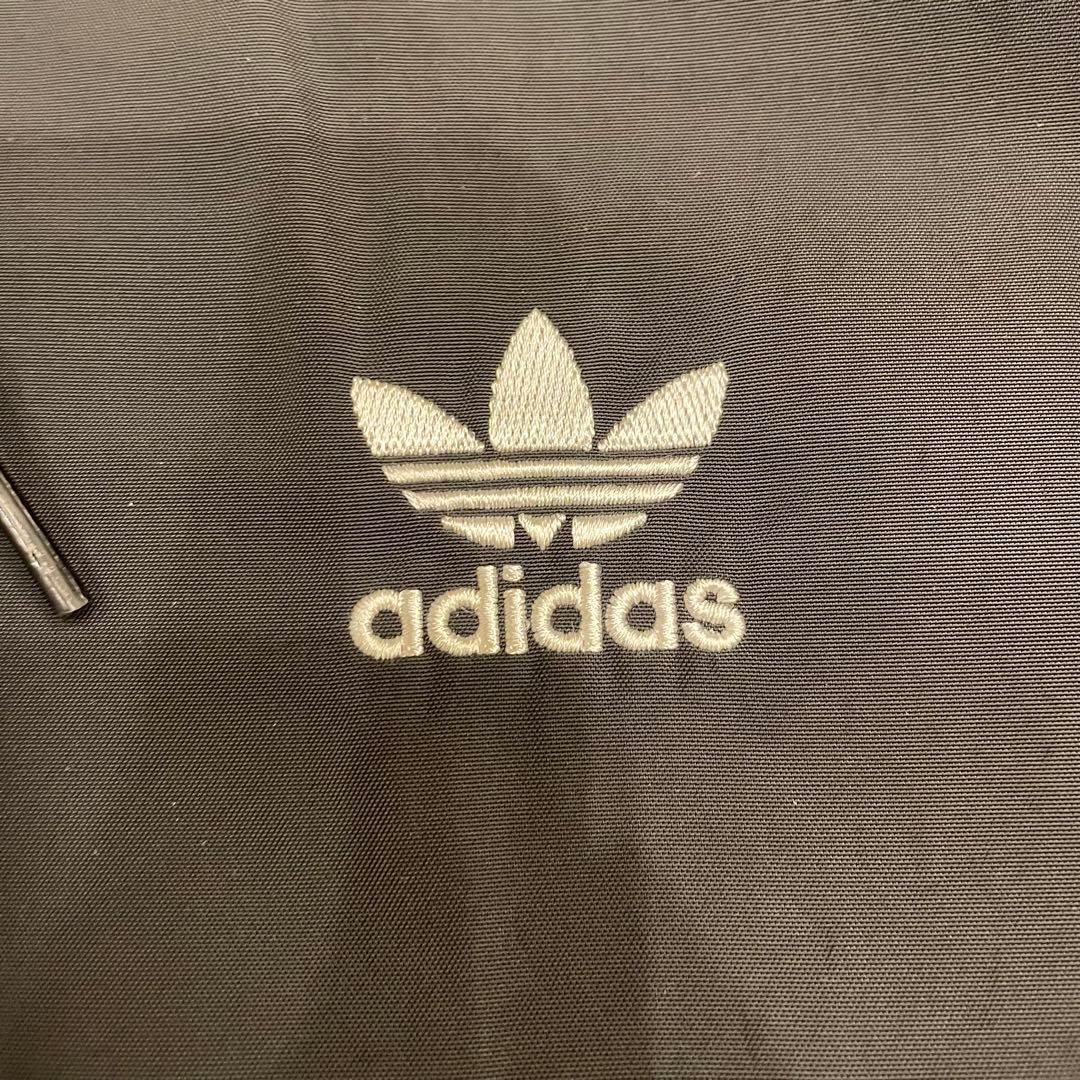 ★新品★アディダスオリジナルス 黒　ロゴ　バックプリント　フード　ジャケット