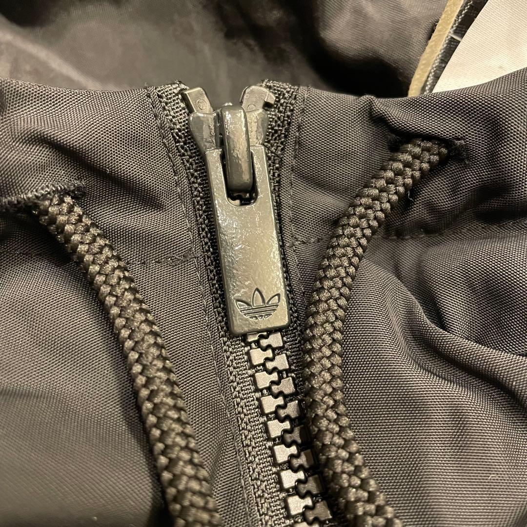 ★新品★アディダスオリジナルス 黒　ロゴ　バックプリント　フード　ジャケット