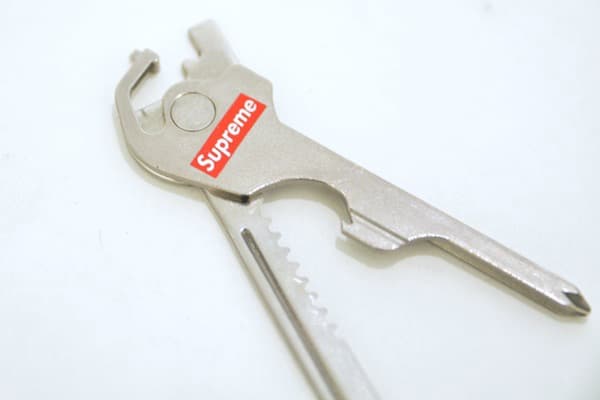 小物 Supreme x Swiss Teck Utili Key