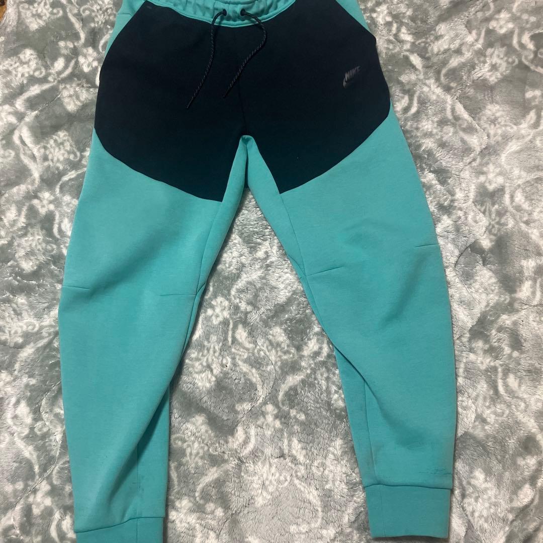 NIKEテックフリースティファニーブルー