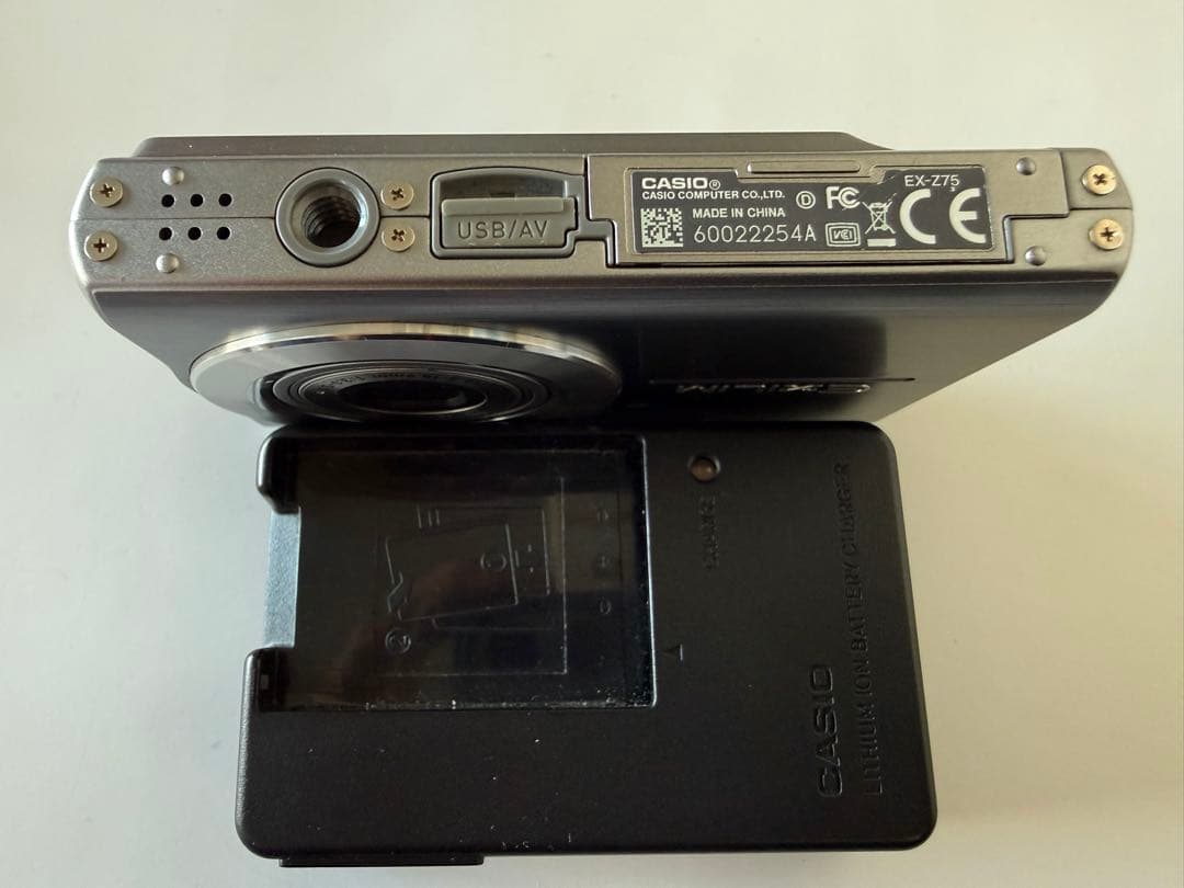 美品:カシオ・デジタルカメラEXILIM EX-Z75