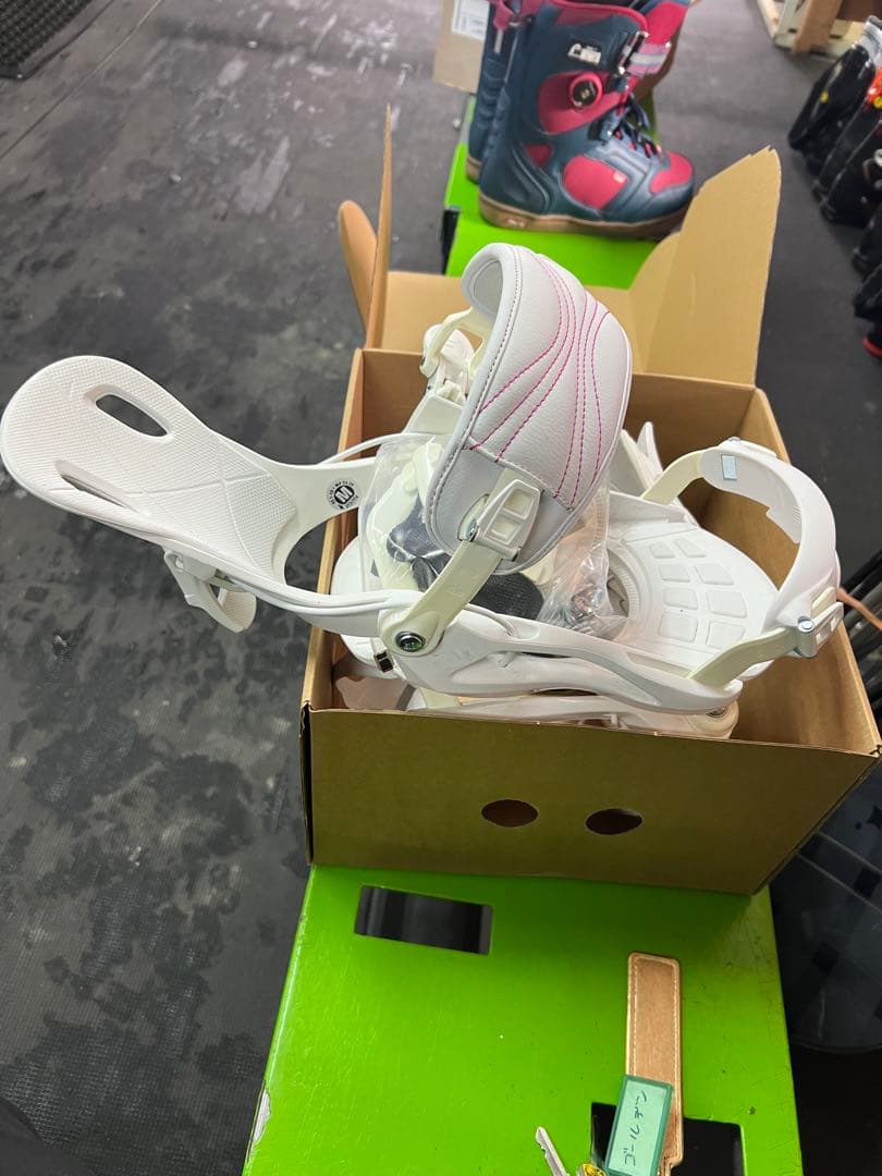 ホワイト スノーボード ビンディング　Ｍサイズ