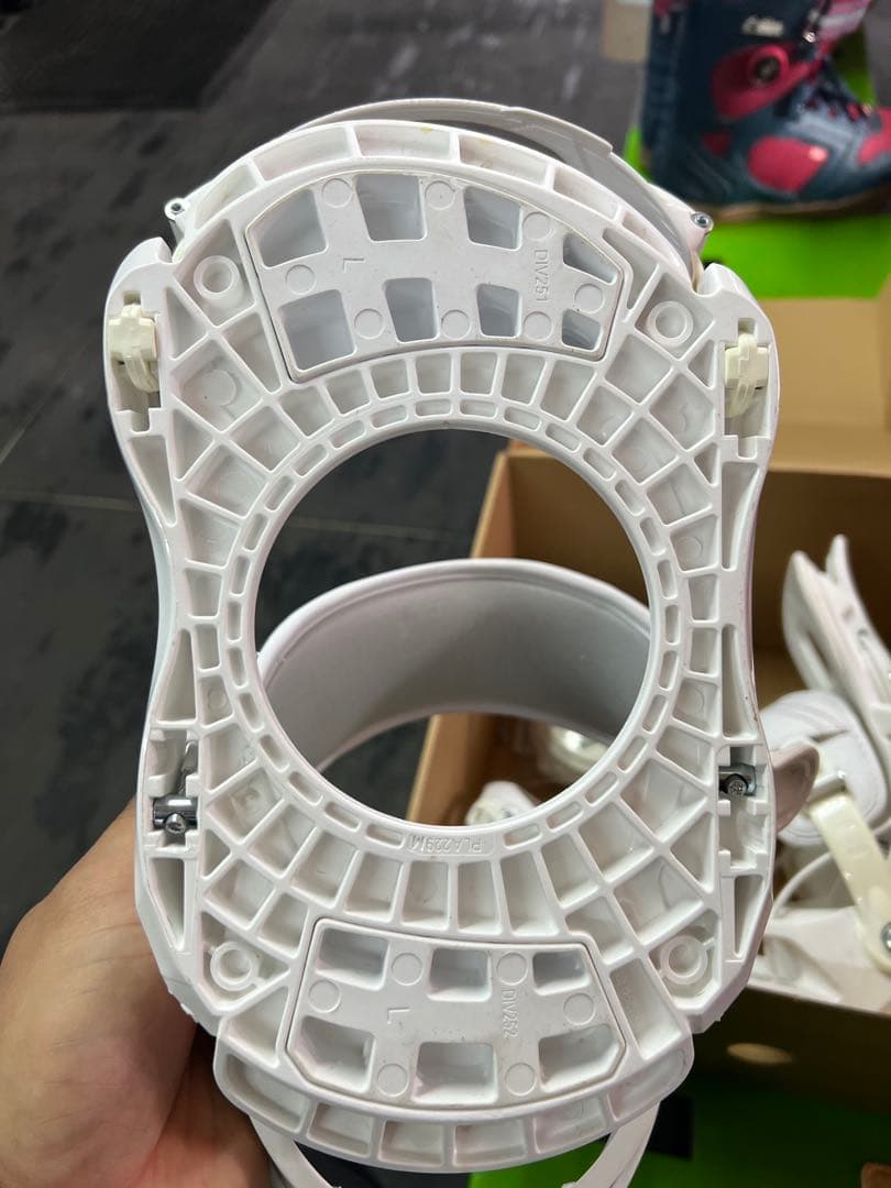 ホワイト スノーボード ビンディング　Ｍサイズ