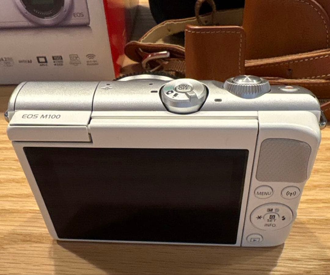 Canon EOS M100 ミラーレス一眼