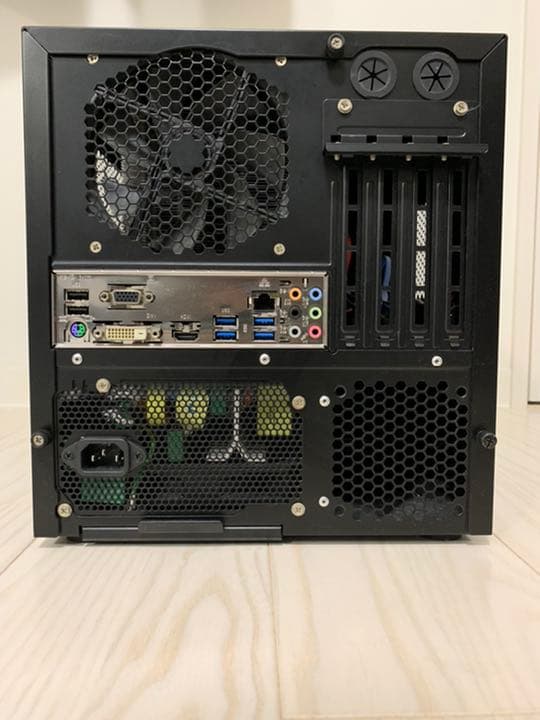 キューブ型デスクトップパソコン