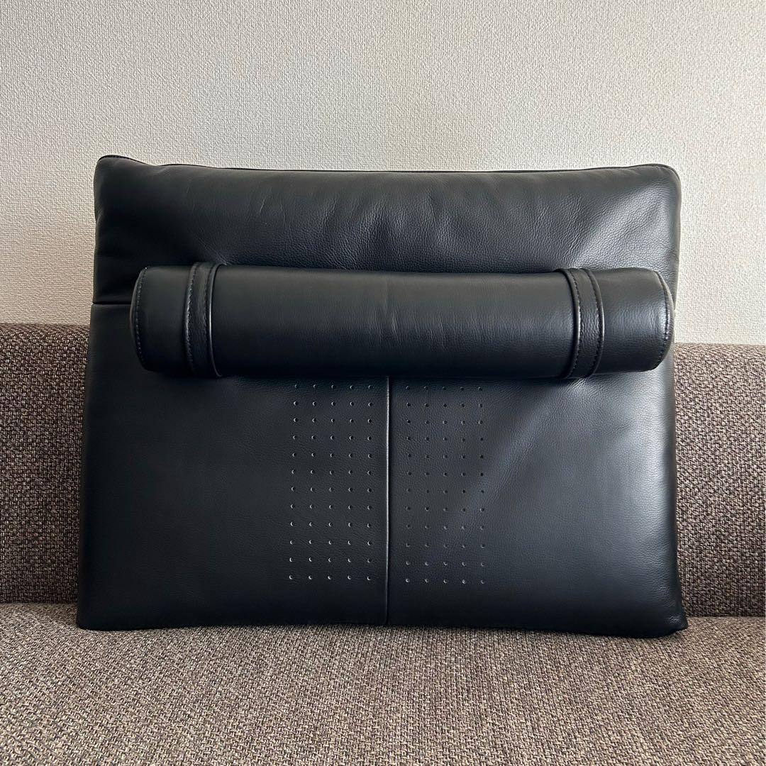 ①IDC大塚家具黒本革背クッションボルスター付きブラックレザーソファ背もたれ