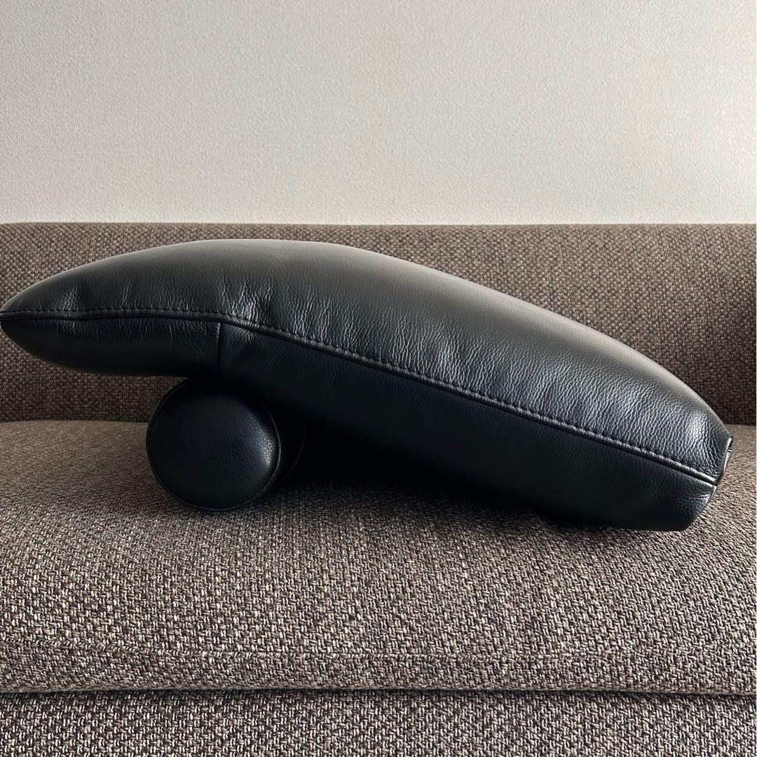 ①IDC大塚家具黒本革背クッションボルスター付きブラックレザーソファ背もたれ