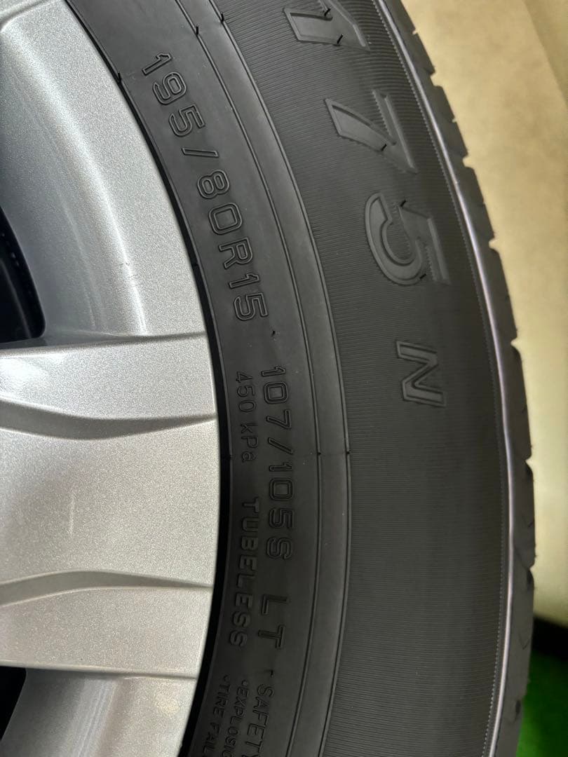 ハイエース 純正 タイヤ・ホイールセット