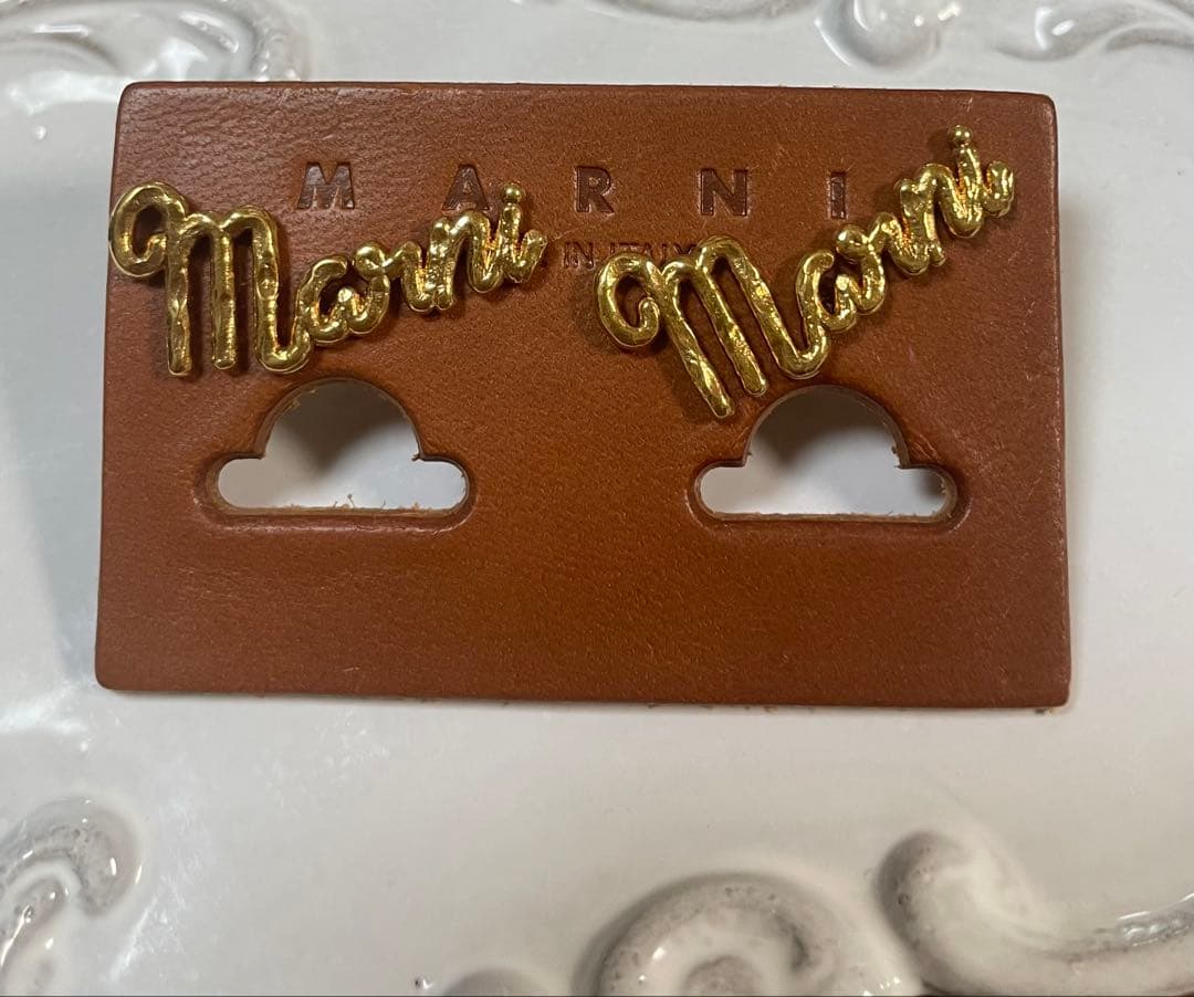 MARNI ロゴ型ピアス ゴールド