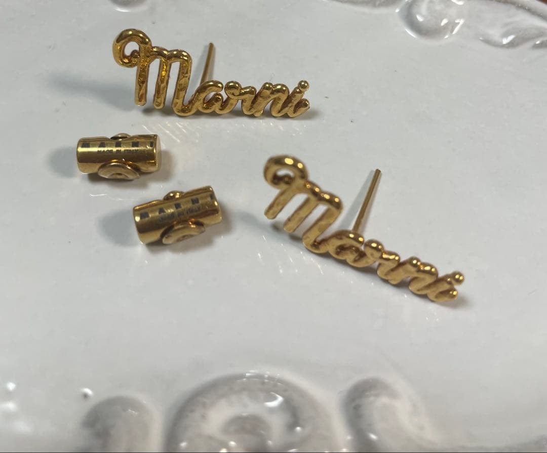 MARNI ロゴ型ピアス ゴールド