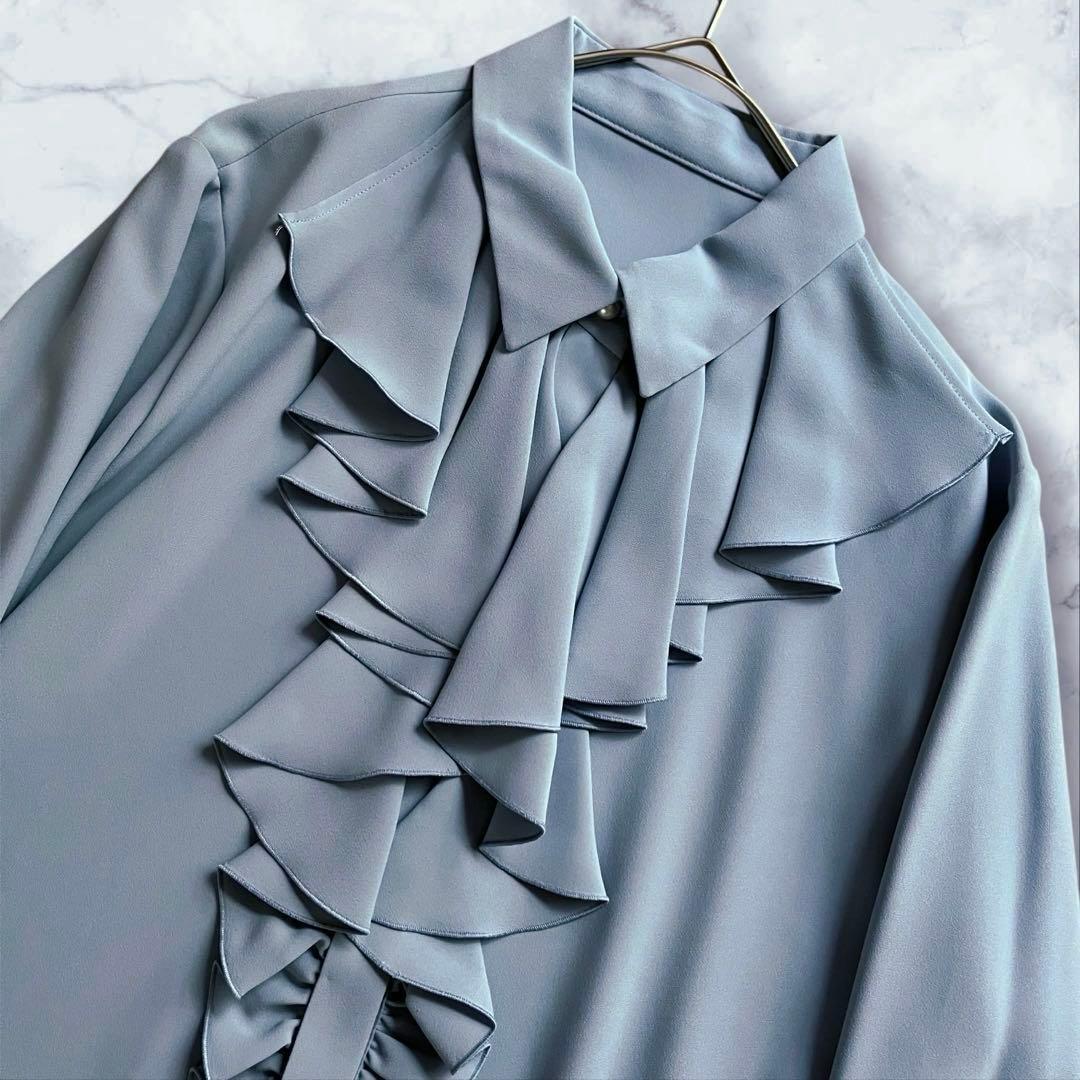 新品✨ルル ウィルビー　バックサテンジョーゼット　フリルブラウス　パールボタン