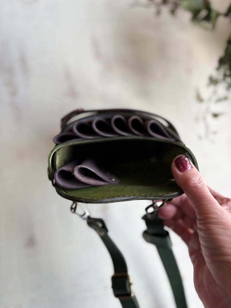 まぴ 手染めダークオリーブ、ハラコカウの大容量シザーケース