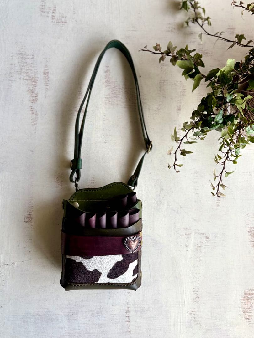 まぴ 手染めダークオリーブ、ハラコカウの大容量シザーケース