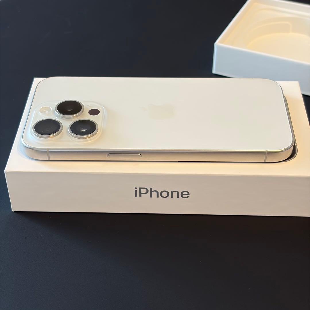 美品 SIMフリー iPhone 15 Pro 128GB ホワイトチタニウム
