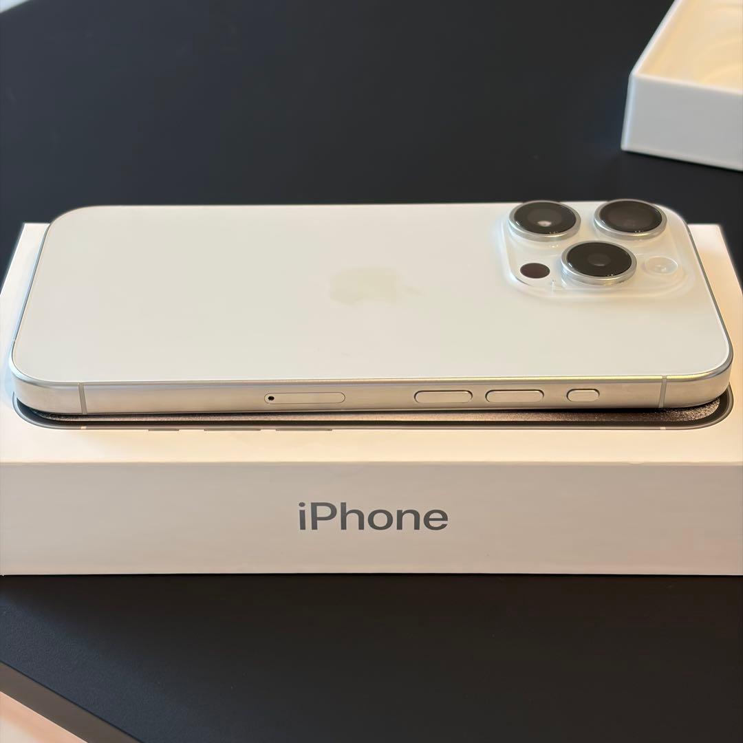 美品 SIMフリー iPhone 15 Pro 128GB ホワイトチタニウム