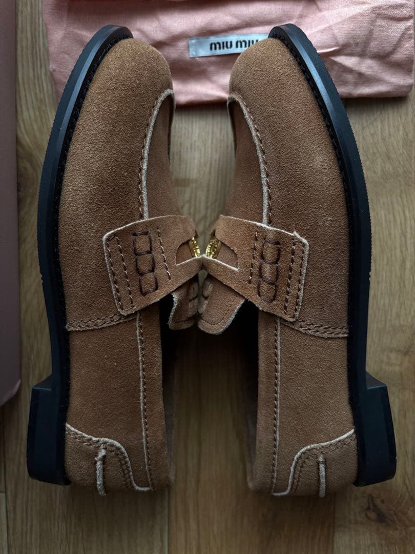 MIU MIU ベージュ スエード モカシン