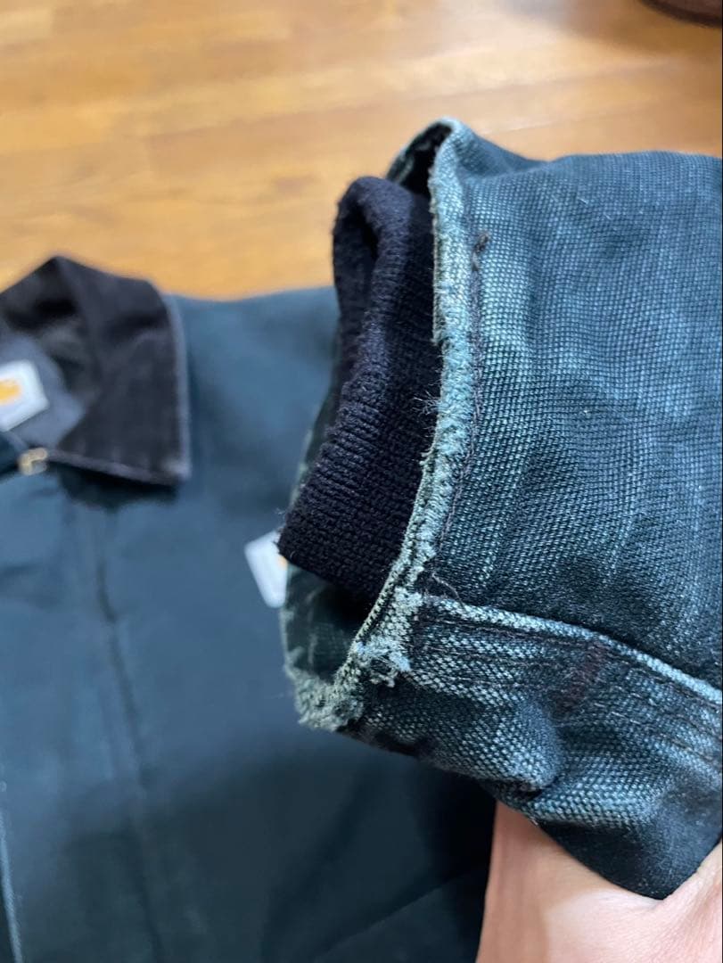 カーハート　トラディショナルジャケット　ブラック短丈　企業ロゴ　フェード　深緑