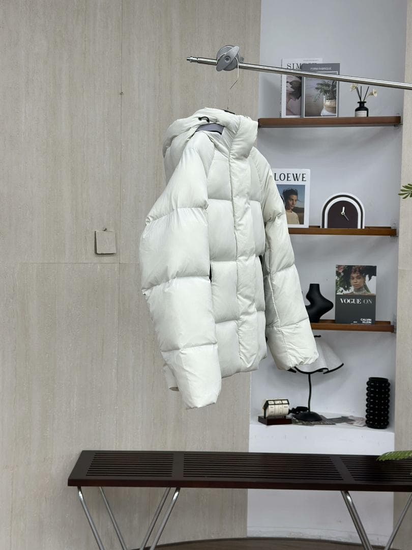  ホワイトダウンジャケット フード付き