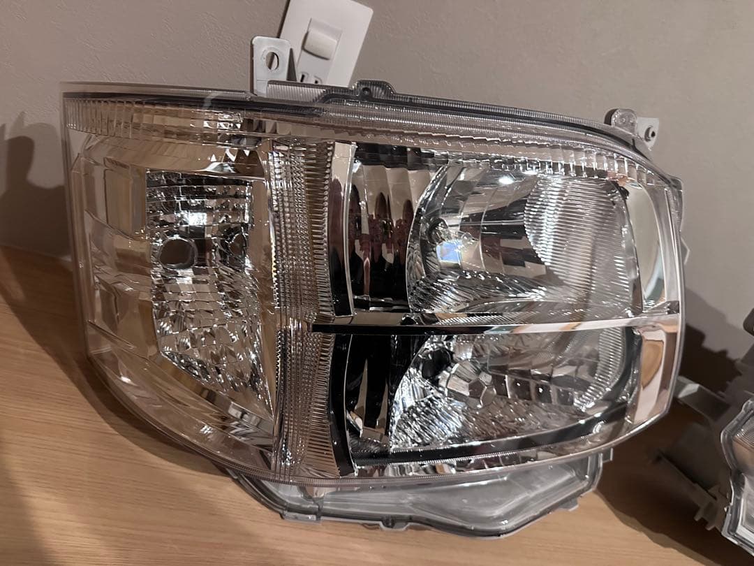 ハイエースsuperGL 200系 3型後期　純正ヘッドライト左右セット 球無し