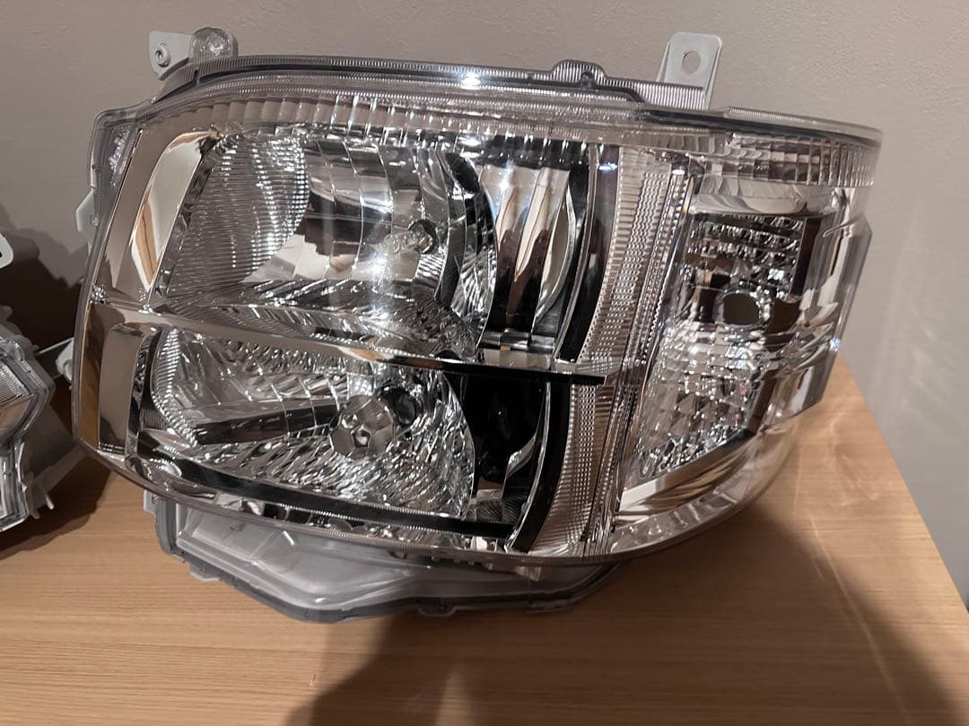 ハイエースsuperGL 200系 3型後期　純正ヘッドライト左右セット 球無し