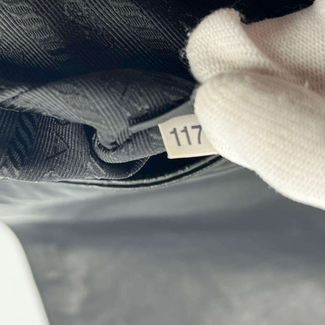 【極美品】PRADA メッセンジャーバッグ　ラムレザー　三角ロゴ　希少アイテム