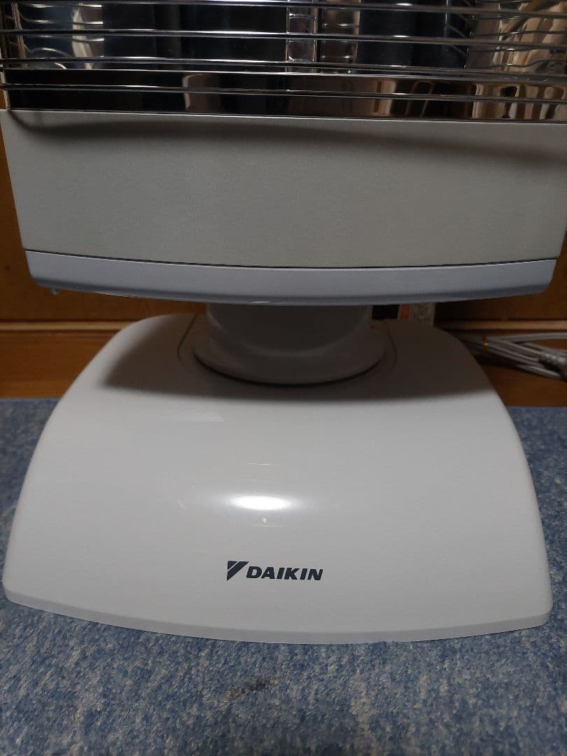 ダイキン 遠赤外線暖房機 ERFT11US-Wセラムヒート 17年製