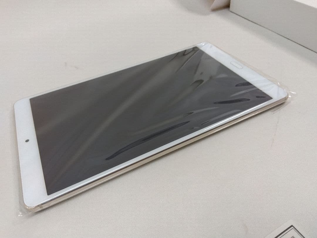 ドコモ　docomo　dtab compact d-01j gold 新品