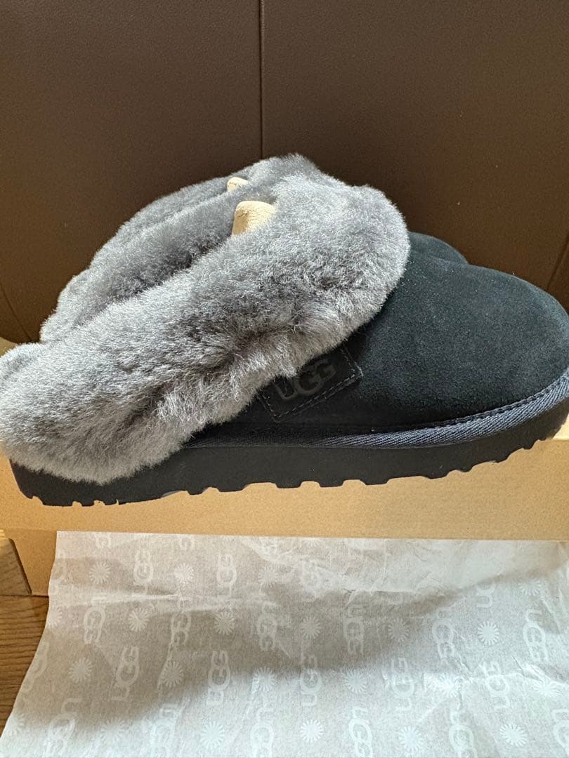 新品未使用　UGG ムートンブーツ　スリッポン　ブラック