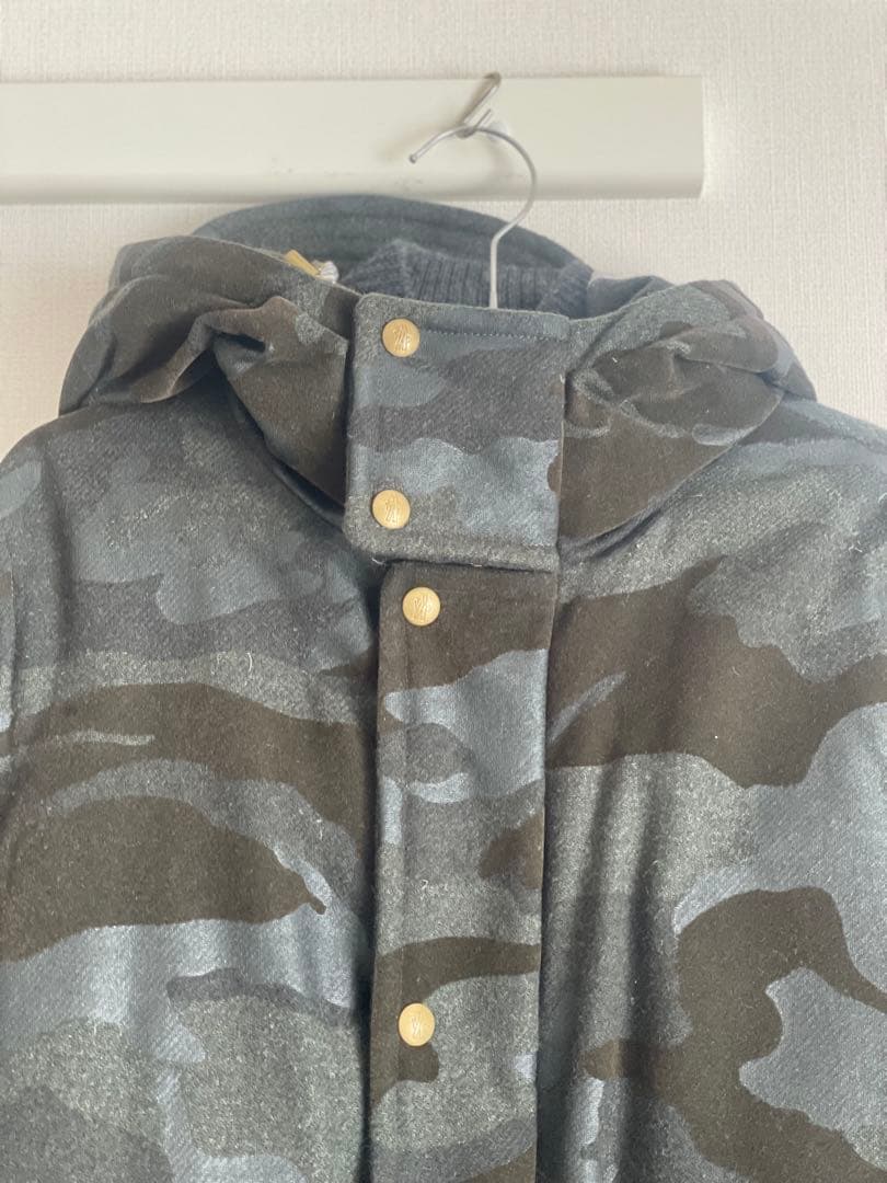 モンクレールガムブルー カモフラ柄ダウンジャケット　コート