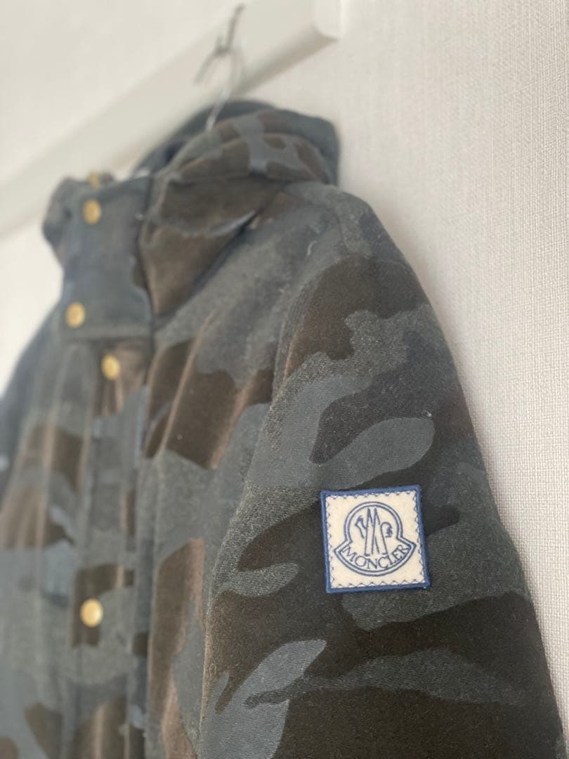 モンクレールガムブルー カモフラ柄ダウンジャケット　コート