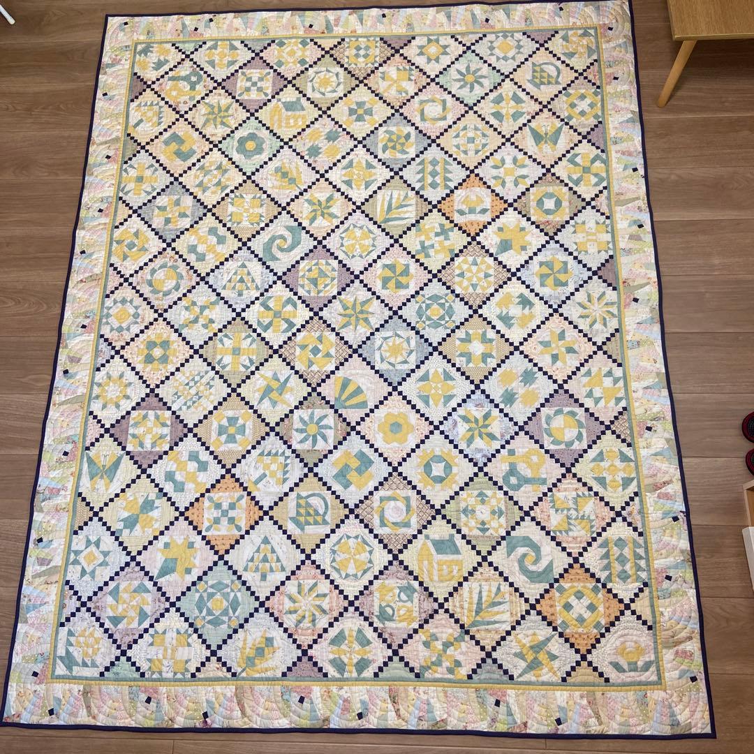 mikoパッチワークのベットカバー　サンプラー、スミルナ刺繍のクロス