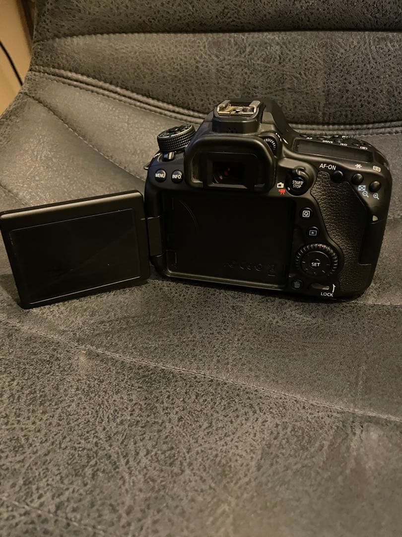 Canon EOS 80D デジタル一眼レフカメラ本体（レンズ付）