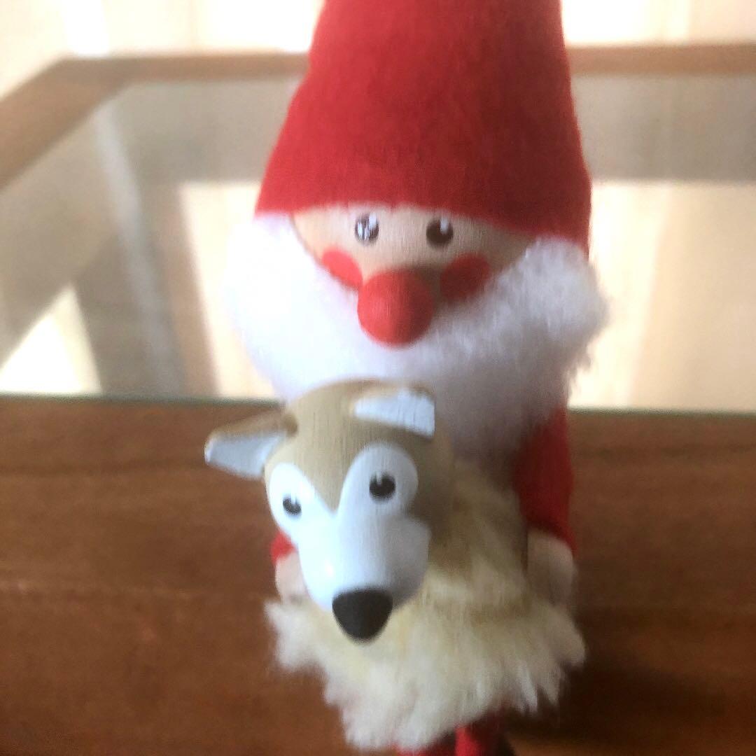ノルディカニッセ 犬を抱えるサンタさん